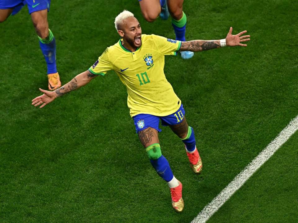 El delantero brasileño #10 Neymar celebra marcar el primer gol de su equipo durante el partido de fútbol de cuartos de final de la Copa Mundial Qatar 2022 entre Croacia y Brasil.