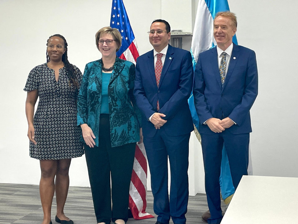 La embajadora de Estados Unidos en Honduras junto a otros participantes de la reunión.
