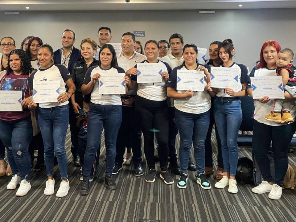 Alegres y orgullosos los jóvenes al momento de recibir sus certificados y el capital semilla.