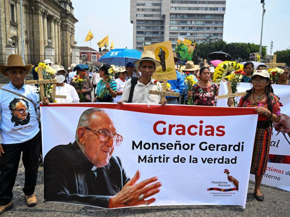 Durante la caminata, mujeres indígenas con sus coloridas vestimentas portaron claveles rojos y pequeñas cruces de madera con nombres de víctimas del conflicto armado que dejó 200.000 muertos y desaparecidos, según la ONU.