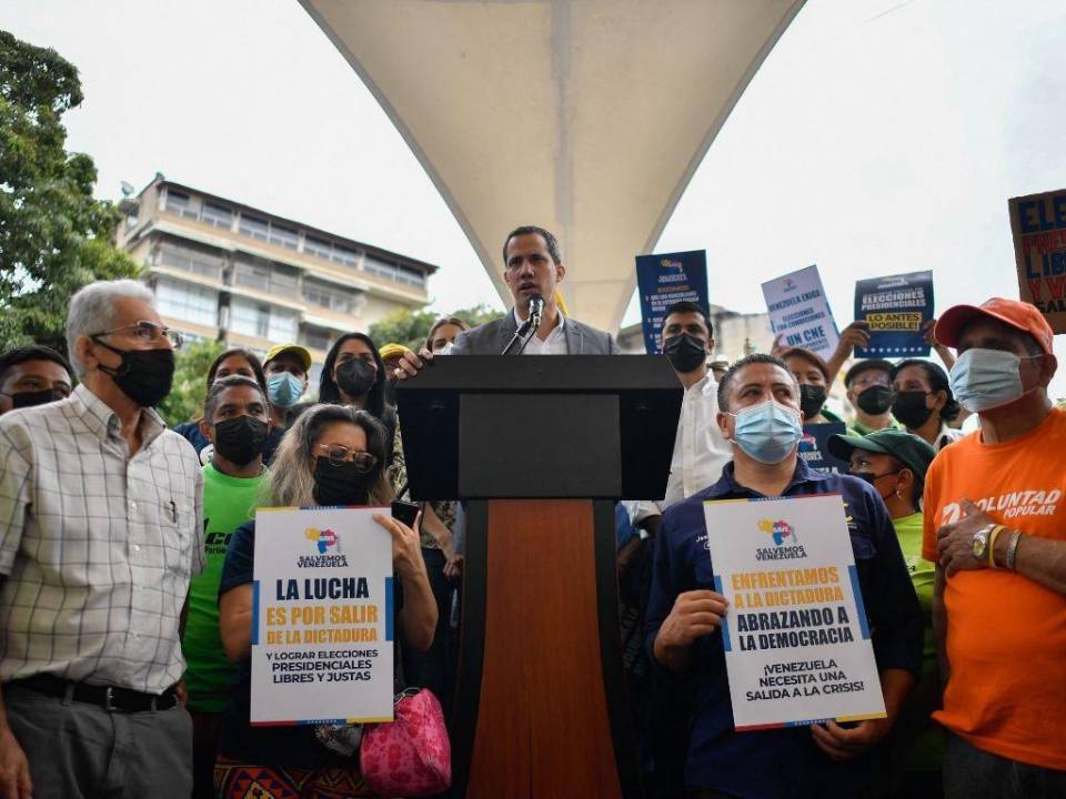 El expresidente de la Asamblea Nacional venezolana y líder opositor Juan Guaidó habla durante una conferencia de prensa en la plaza Los Palos Grandes en Caracas.