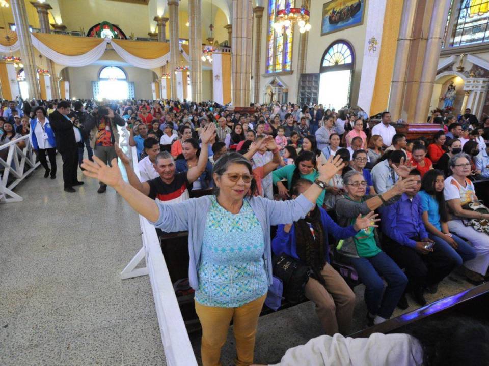 En un ambiente de inmensa devoción y amor, miles de feligreses asistieron a la eucaristía por el 277 aniversario de la Virgen de Suyapa, donde también formó parte la presidenta de la República, Xiomara Castro, funcionarios del gobierno y otras personalidades.Los devotos con ofrendas florales y plegarias de agradecimiento por todos los milagros cumplidos. A continuación las imágenes captadas por EL HERALDO.