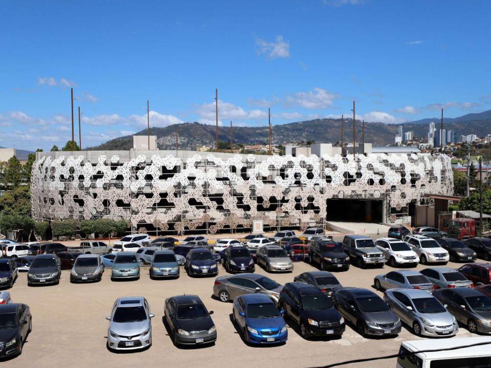 La construcción de un moderno parqueo resalta en las instalaciones de la Corte Suprema de Justicia, ubicada en esta capital.