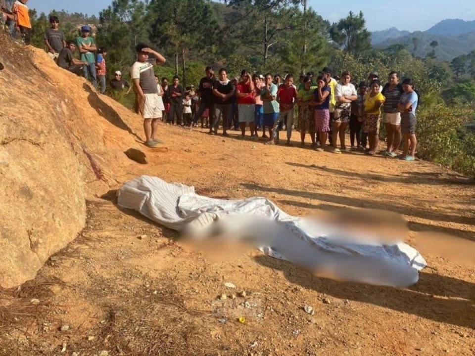 Los cuerpos de los dos hombres estaban en medio de la calle.