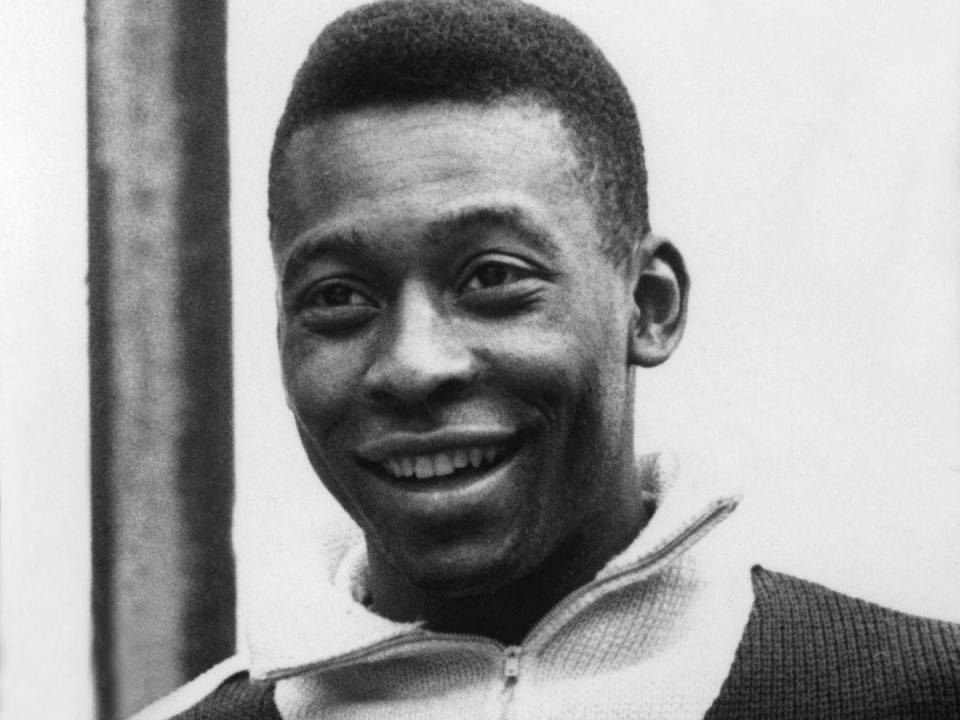 (ARCHIVOS) En esta foto de archivo tomada el 1 de junio de 1962, el delantero brasileño Pelé sonríe mientras posa para los fotógrafos en junio de 1962 en Viña del Mar, unos días antes de un partido de fútbol de cuartos de final de la Copa Mundial entre Brasil e Inglaterra. El ícono del fútbol brasileño, Pelé, ampliamente considerado como el mejor jugador de todos los tiempos y tres veces ganador de la Copa del Mundo y autor intelectual del “juego hermoso”, murió el 29 de diciembre de 2022 a la edad de 82 años, después de luchar contra problemas renales y cáncer de colon.