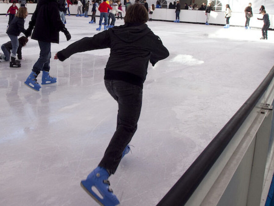 La pista tendrá una capacidad máxima de 45 personas y se pagarán 170 lempiras para disfrutar 30 minutos de patinaje sobre hielo.