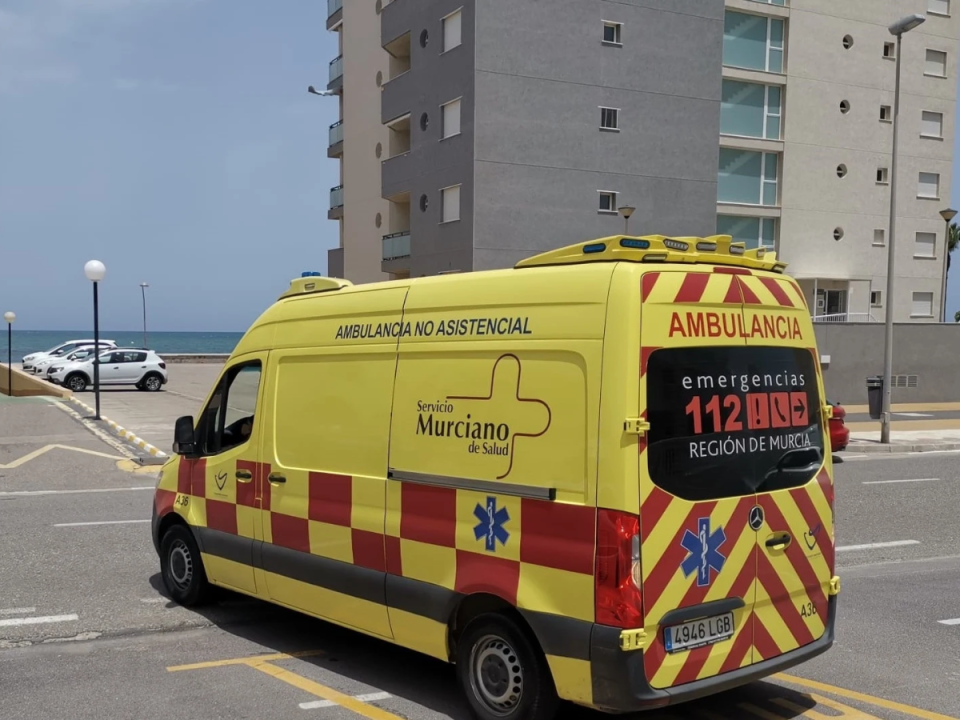 Según han confirmado fuentes de la Consejería de Salud, la mujer fue trasladada con vida al hospital pero finalmente falleció tras no poder recuperarse de las heridas