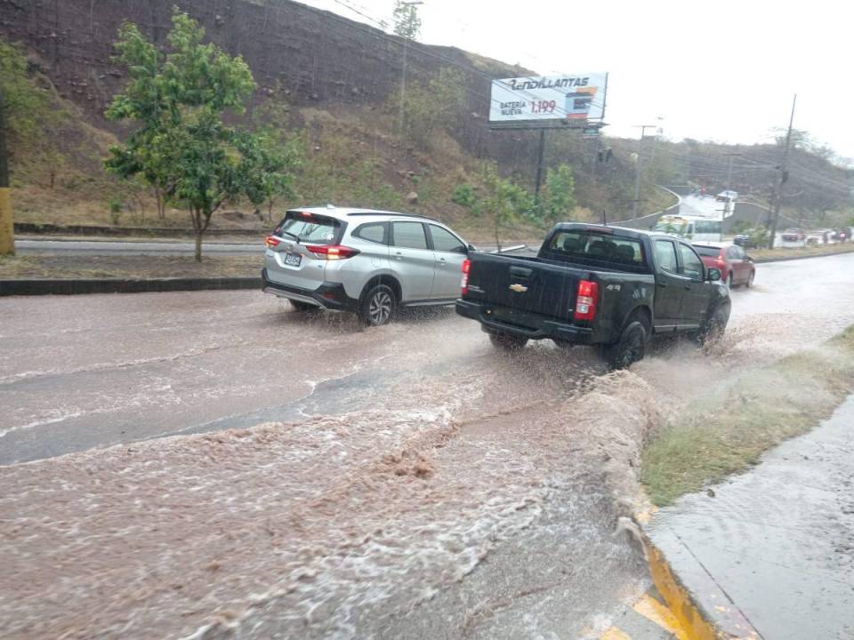 Luego de varias horas de fuerte calor y un brillante sol, los capitalinos fueron sorprendidos por una lluvia que duró aproximadamente 50 minutos, los cuales fueron suficientes para inundar algunas vías importantes. A continuación las imágenes.