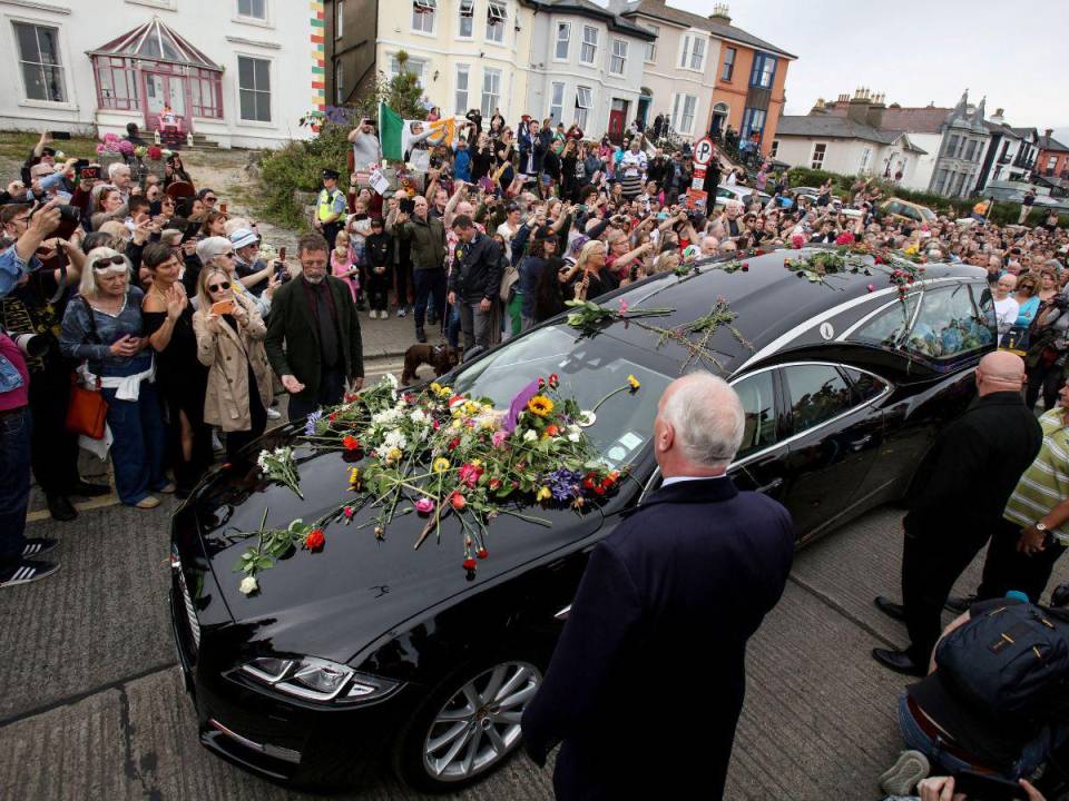 Cientos de personas acompañaron la procesión para despedir a Sinead O’Connor.