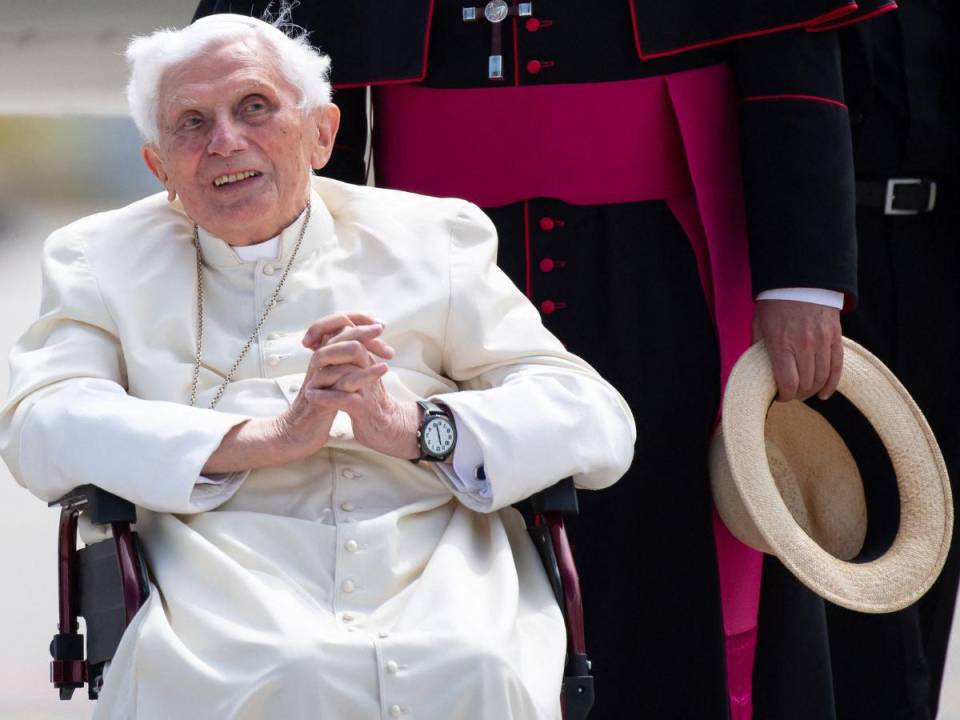 El papa emérito Benedicto XVI posa para una foto en el aeropuerto de Munich, en el sur de Alemania, antes de su partida en el 2020.