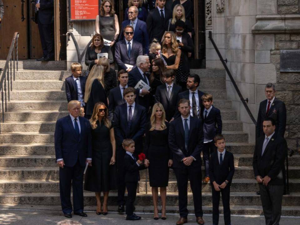 La familia realizó un servicio religioso católica previo al entierro de Ivana. Sus tres hijos y su exesposo, Donald Trump, asistieron al funeral en Nueva York.