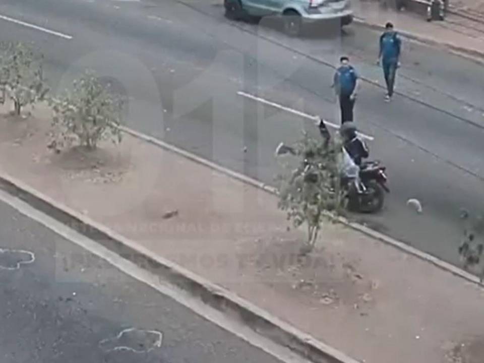 Cámaras del 911 captan momento en que hombre es atropellado por motociclista en la capital