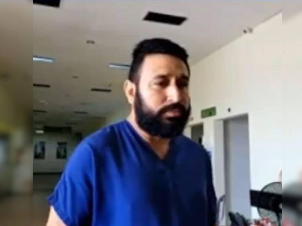 El médico Óscar Moya pide celeridad en los procesos para la atención médica en Roatán.