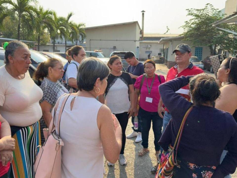 Los empleados realizaron un plantón en las afueras del centro asistencial y denunciaron que había un acuerdo con las autoridades sanitarias que no los iban a despedir.