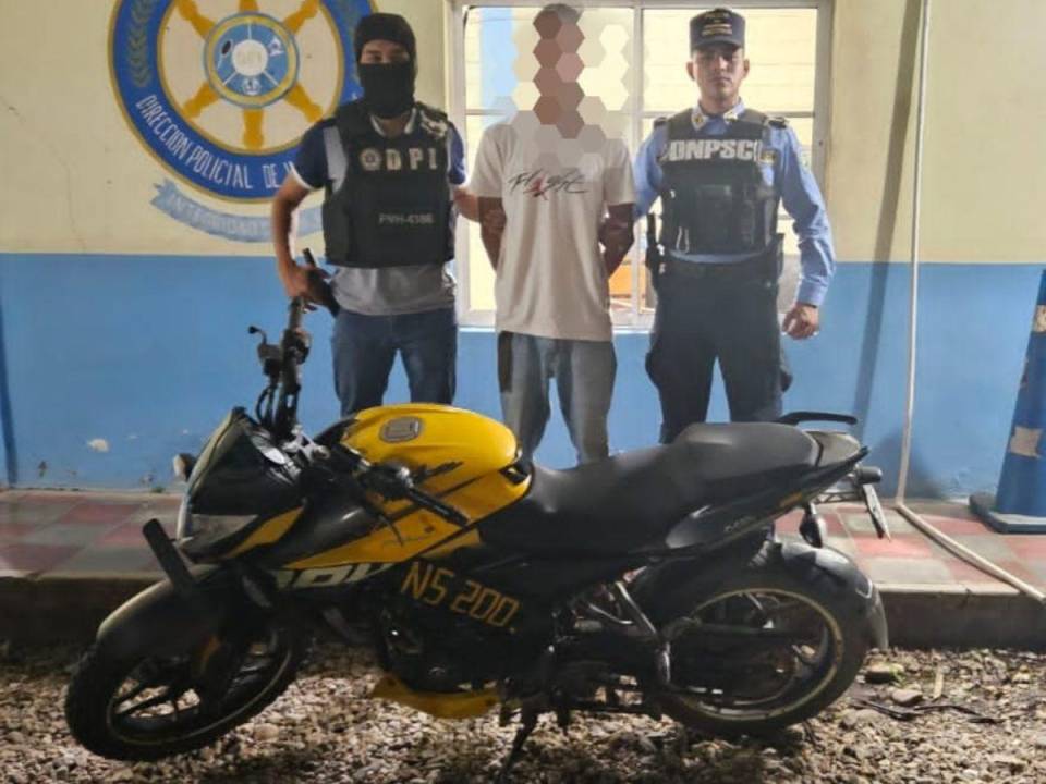 Imagen donde se muestra la motocicleta que fue robada con la intención de venderla con documentos falsificados.
