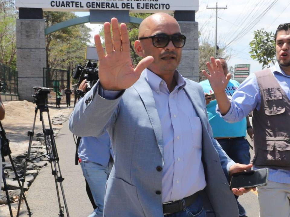 EL HERALDO comprobó que el abogado Fernando González salió del Cuartel General de Ejército, presuntamente para realizar el pago de la fianza para los generales Romero Palacios y Oseguera Rodas.
