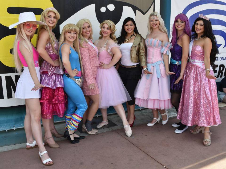 A pesar del intenso calor, miles de fanáticos disfrazados de personajes como la Mujer Maravilla, Barbie y Ken inundaron la ciudad estadounidense de San Diego, en California, donde se realiza la gigantesca fiesta de la cultura pop.