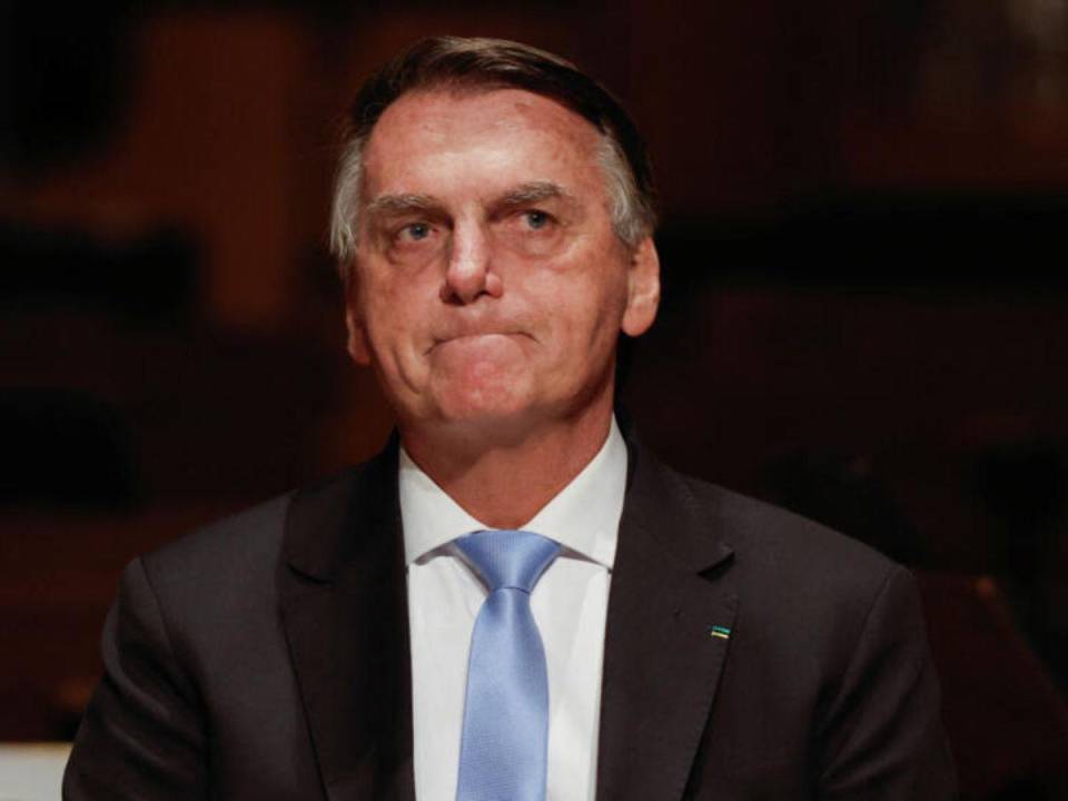 Un juez rechazó devolver el pasaporte al expresidente ultraderechista Jair Bolsonaro.