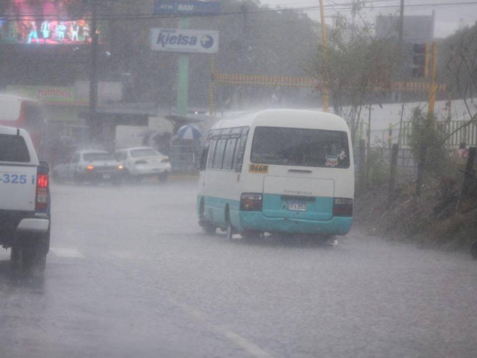 Por más de una hora en Tegucigalpa, capital de Honduras, se han reportado intensas lluvias que han dejado varias calles inundadas y tráfico lento.