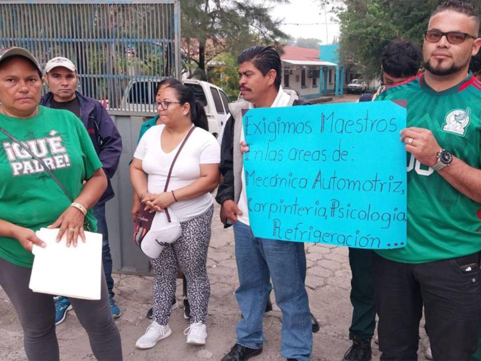 Los padres del Instituto Técnico Luis Bográn protestaron afuera de las instalaciones de la Dirección Departamental de Educación en la capital.