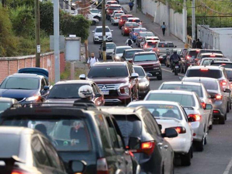 Las largas filas de vehículos se forman en las zonas cercanas al Centro Cívico Gubernamental, la zona donde aglomera la mayor cantidad de empleados en la capital.