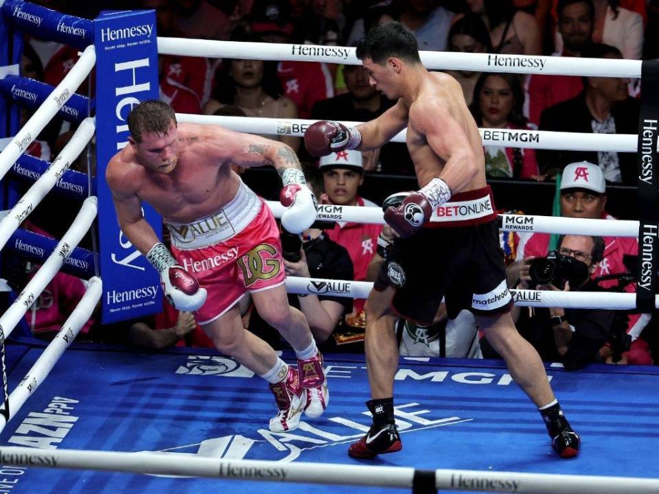 Dmitry Bivol (R) golpea a Canelo Alvarez durante su pelea por el título de peso semipesado de la AMB en T-Mobile Arena el 7 de mayo de 2022 en Las Vegas, Nevada.