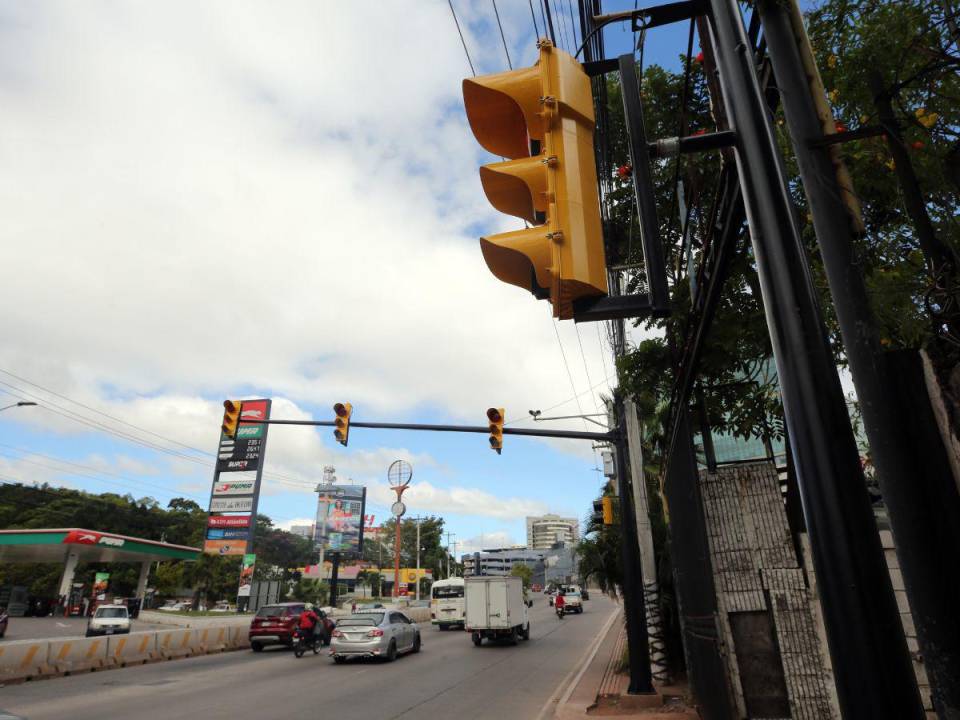 En este tramo del bulevar ya se instalaron los semáforos, pero el cruce fue eliminado hace varios años por unas barreras de concreto.