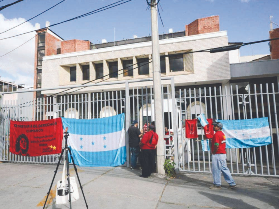 6,000 personas fueron afectadas por decisiones que adoptaron los titulares de las instituciones denunciadas.