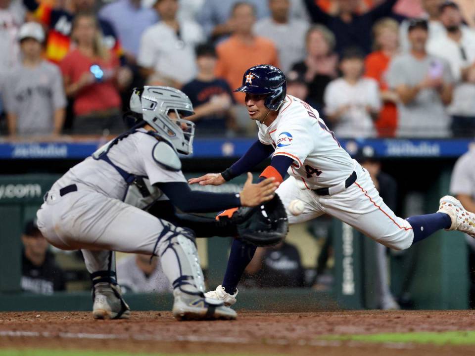 La jugada de Mauricio Dubón donde pudo darle el empate a los Astros en la última entrada, pero al final fue out en home. Foto: AFP