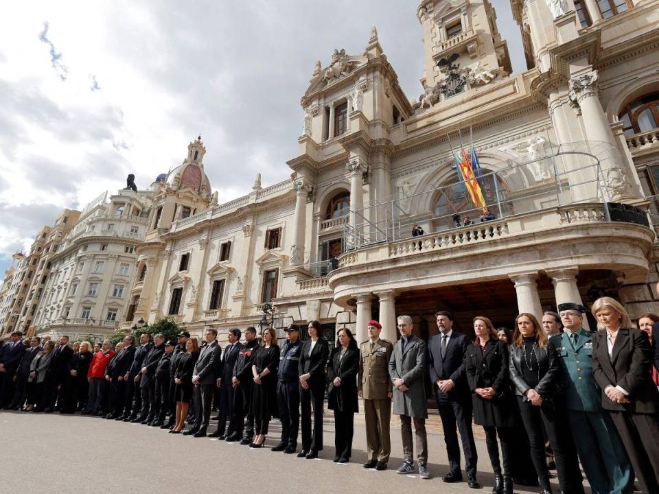 Cientos de personas se congregaron a mediodía ante el ayuntamiento de Valencia para observar cinco minutos de silencio junto a las autoridades.