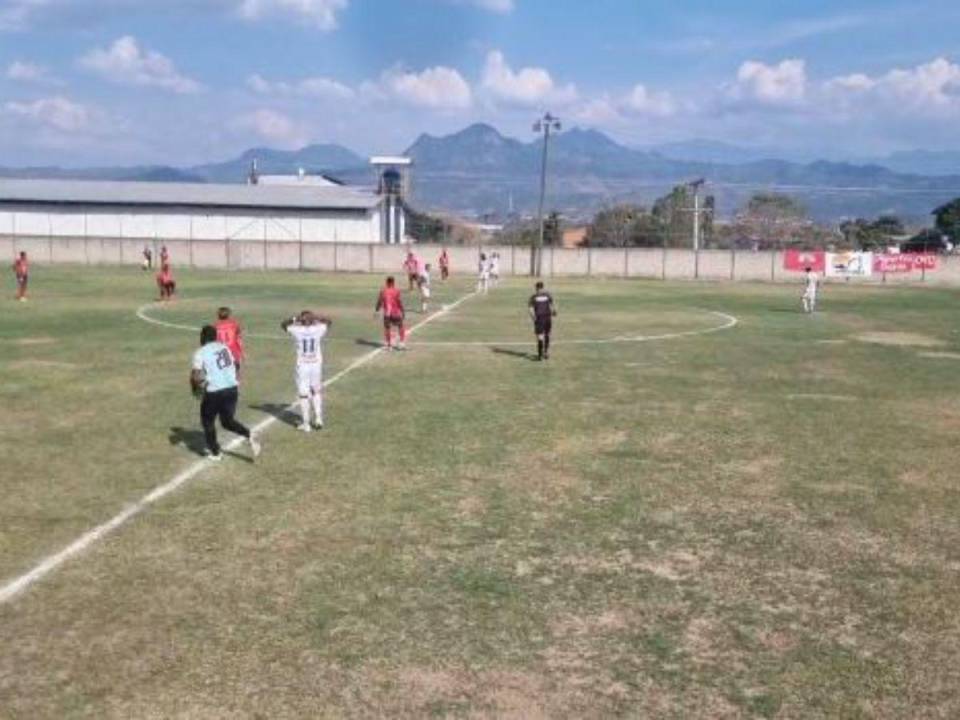 El partido entre Deportes Savio y Real Juventud fue escenario de una insólita situación.