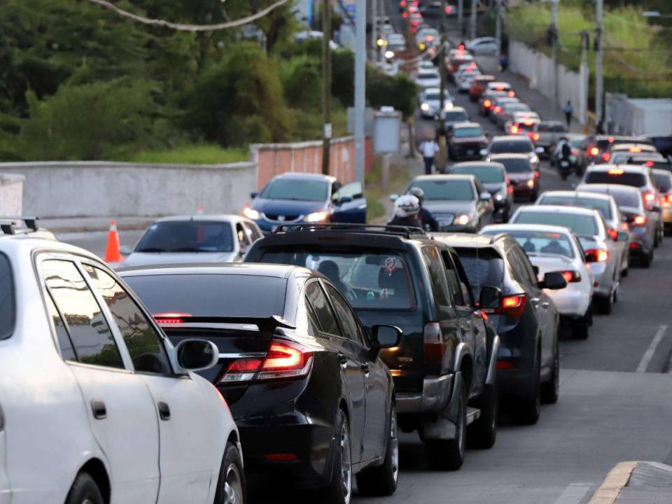 En muchas zonas de la capital se reporta un fuerte tráfico vial, largas filas de vehículos se forman en más de 35 puntos de la cuidad.