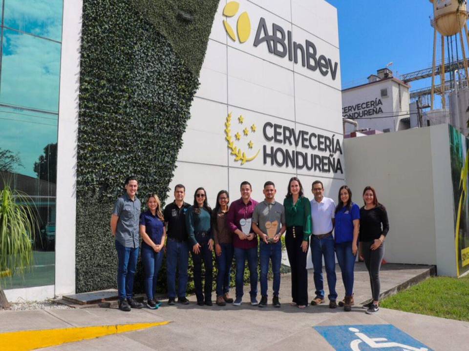 <i>Cervecería Hondureña celebra con sus colaboradores el galardón Bandera Ecológica - Cambio Climático, reafirmando su liderazgo en sostenibilidad.</i>