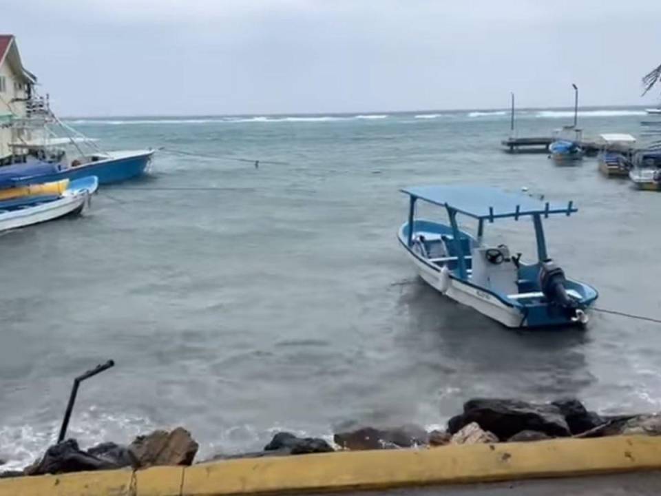 El fuerte oleaje en las playas en Islas de la Bahía ha hecho que pequeñas embarcaciones paralicen sus actividades.