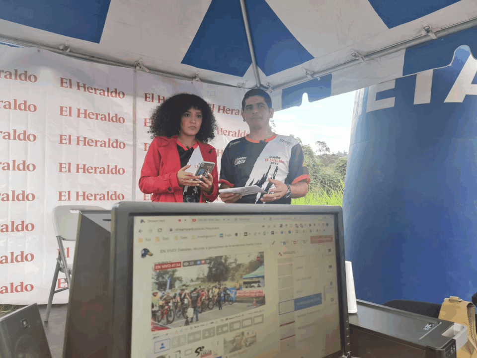 Emma y Carlos Castellanos, presentadores de la Vuelta Ciclística El Heraldo.