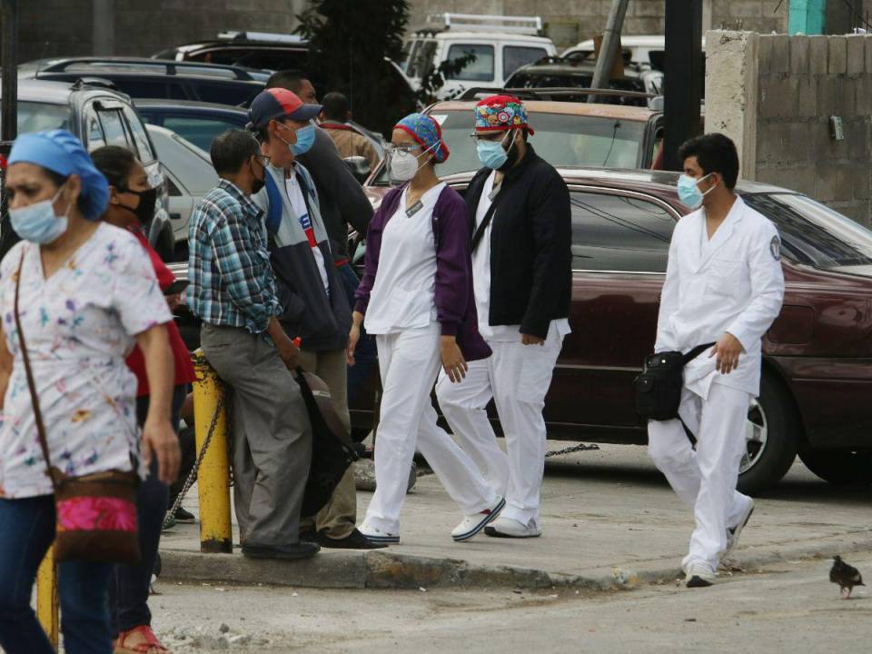 El Colegio Médico de Honduras denunció que hay una serie de despidos injustos de médicos.