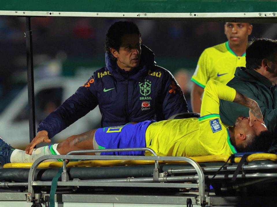 <b>Neymar</b> será operado el jueves por una rotura de ligamento cruzado y menisco en la rodilla.