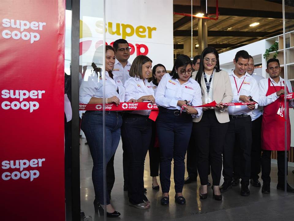 Ejecutivos de SuperCoop: Synia Rubio, Alejandro Cervantes, Marcela Murillo, María José Rodríguez, Sonia Fión y Allan Medina.