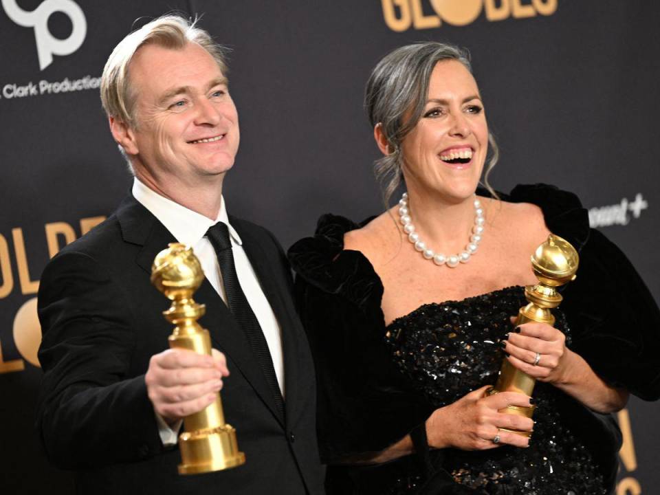El director británico Christopher Nolan (izquierda) y su esposa, la productora de cine británica Emma Thomas, posan en la sala de prensa con los premios a Mejor Director - Película y Mejor Película - Drama por “Oppenheimer”.
