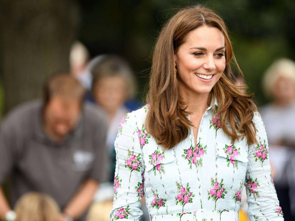 El regreso anunciado de Kate Middleton a un acto oficial en junio ha sido recibido con cautela. Si bien la noticia alivia algunas preocupaciones, una foto reciente que muestra a la princesa en un auto no ha logrado disipar las dudas sobre su estado de salud.