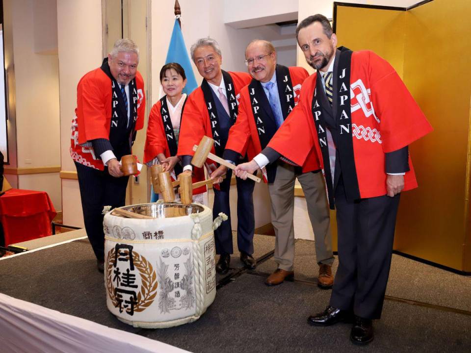 Con motivo de festejar el sexagésimo cuarto (64) aniversario del natalicio de su majestad el emperador del Japón, Naruhito, el embajador Jun Nakahara ofreció una distinguida recepción en el Hotel Real InterContinental de Tegucigalpa el pasado 22 de febrero. En la imagen: Eduardo Enrique Reina, Saori Nakahara, Jun Nakahara, Hugo Noé Pino y Rodolfo Pastor de María.