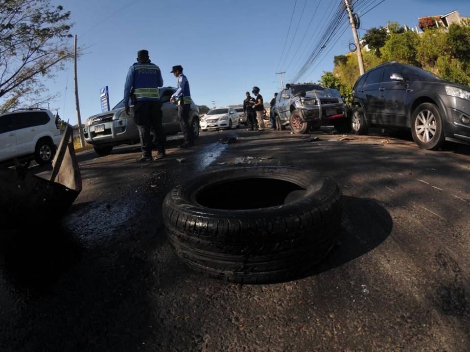 Una pesada rastra se quedó son frenos y colisionó contra cuatro vehículos y luego se llevó por delante una docena más, de acuerdo a uno de los conductos los terminó arrastrando varios metros. A continuación las imágenes de cómo quedaron los vehículos.