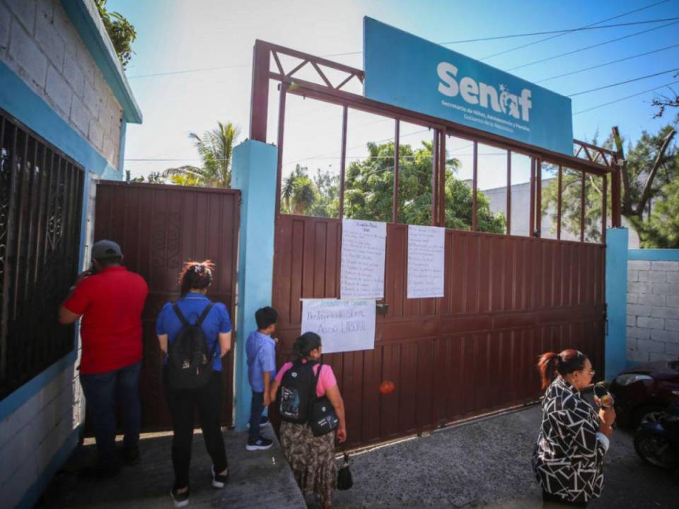 Con rótulos, banderas de Libre y de Honduras, se mantienen bloqueados los acceso a Senaf.