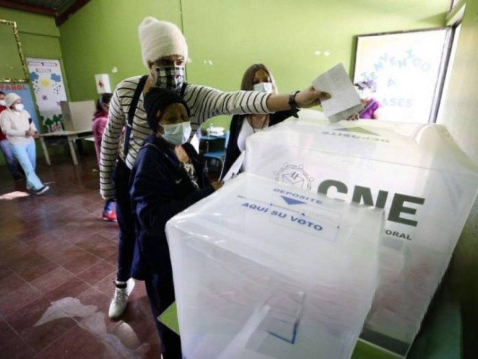 Dos hondureñas votando en las elecciones generales del 28 de noviembre de 2021. Honduras celebrará en marzo de 2025 las elecciones internas, mientras que en noviembre las generales.