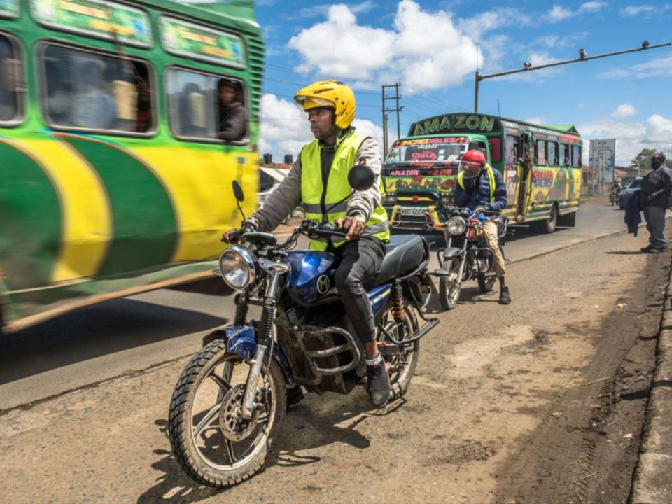 El Presidente de Kenia ha fijado el objetivo de tener 200 mil motos eléctricas en el País para finales del 2024. Mazi Mobility tiene alrededor de 60 como taxis en Nairobi.