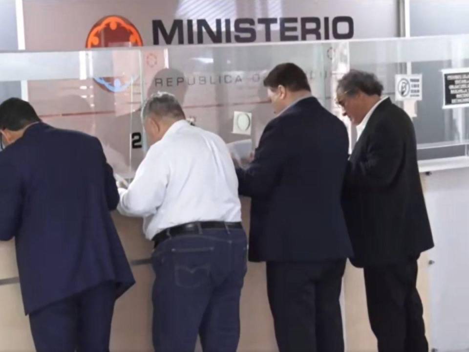 Los miembros de la Acción Ciudadana contra la Dictadura al momento de firmar la entrega de la denuncia en las oficinas del Ministerio Público. Entre los denunciantes se encontraba el excandidato presidencial de Libre, Nelson Ávila.