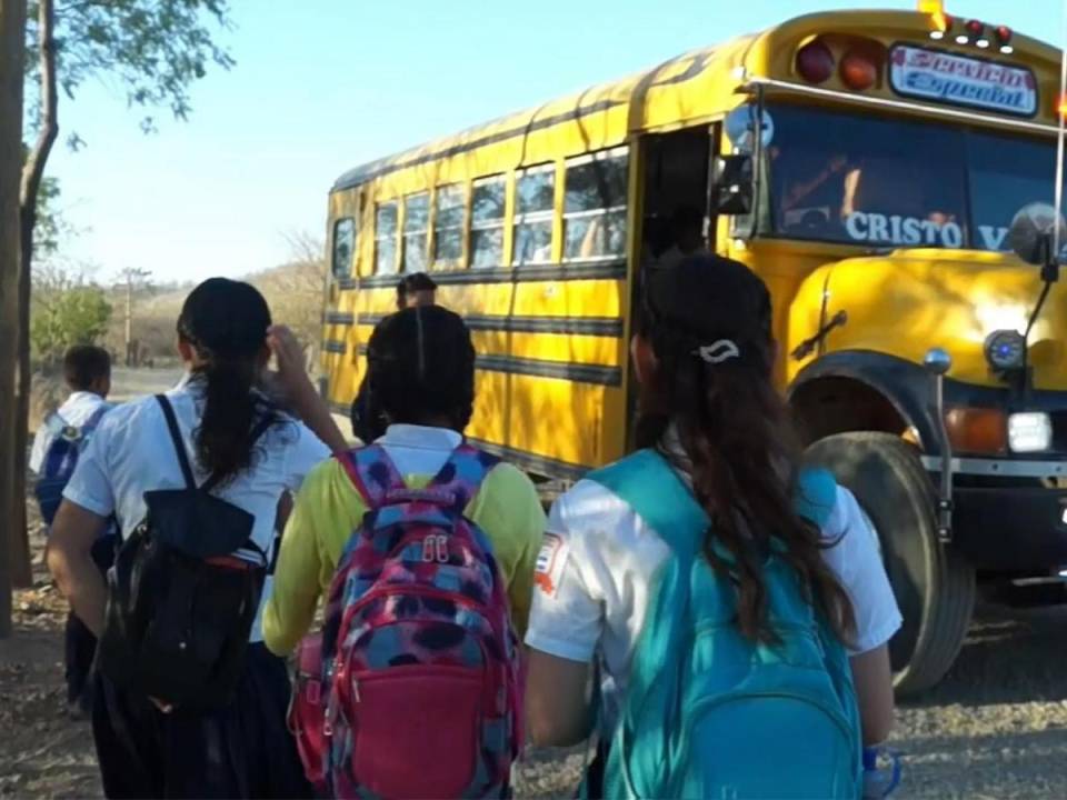 <i>Estudiantes de Lina Centro y Cerro Verde abordan el transporte educativo gratuito, allanando el camino hacia un futuro más brillante.</i>