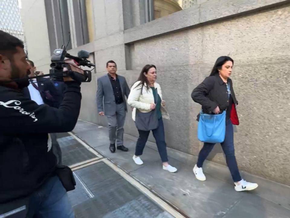 Hermanas de Ana García saliendo de la Corte en EUA, tras veredicto de JOH.