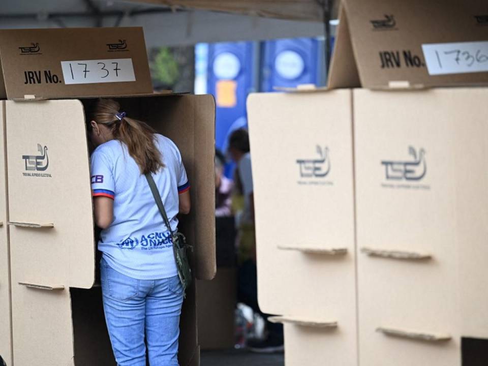 Por disposición de la ley, en los comicios de este domingo, según Martínez, “no hay votación” de salvadoreños en el extranjero.