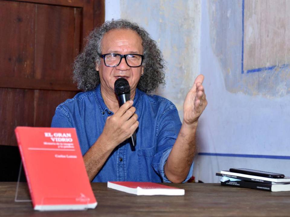 El título del libro lleva el nombre de un artículo escrito por Carlos Lanza cuando se cumplieron las 50 primeras ediciones de El Gran Vidrio. “Quise dejar sentado que este era un testimonio de la imagen visual y artística, pero al mismo tiempo estaba articulado por mi reflexión y mi palabra”.